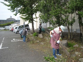 体育館横草取り